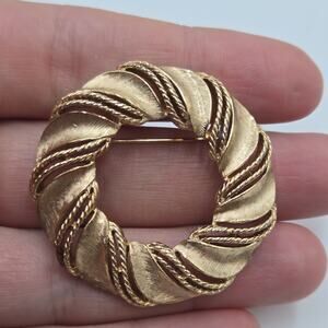 Vintage Crown Trifari textured brushed Gold Tone Metal Wreath Brooch signed 1.5”